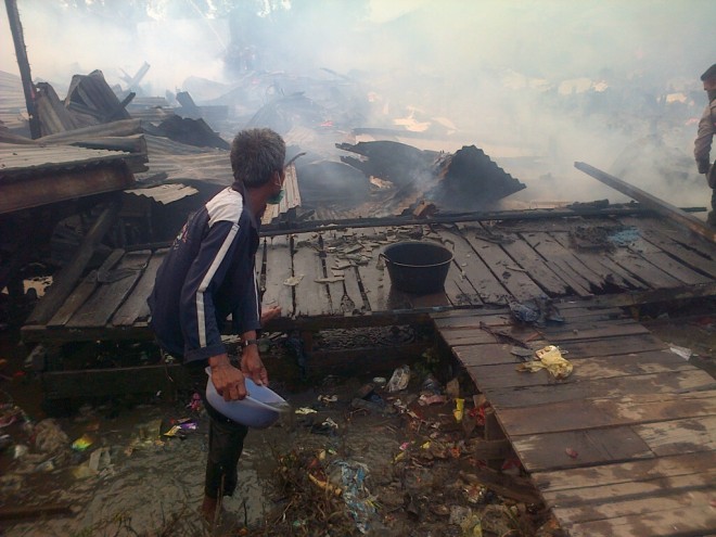 Warga yang berusaha memadamkan api